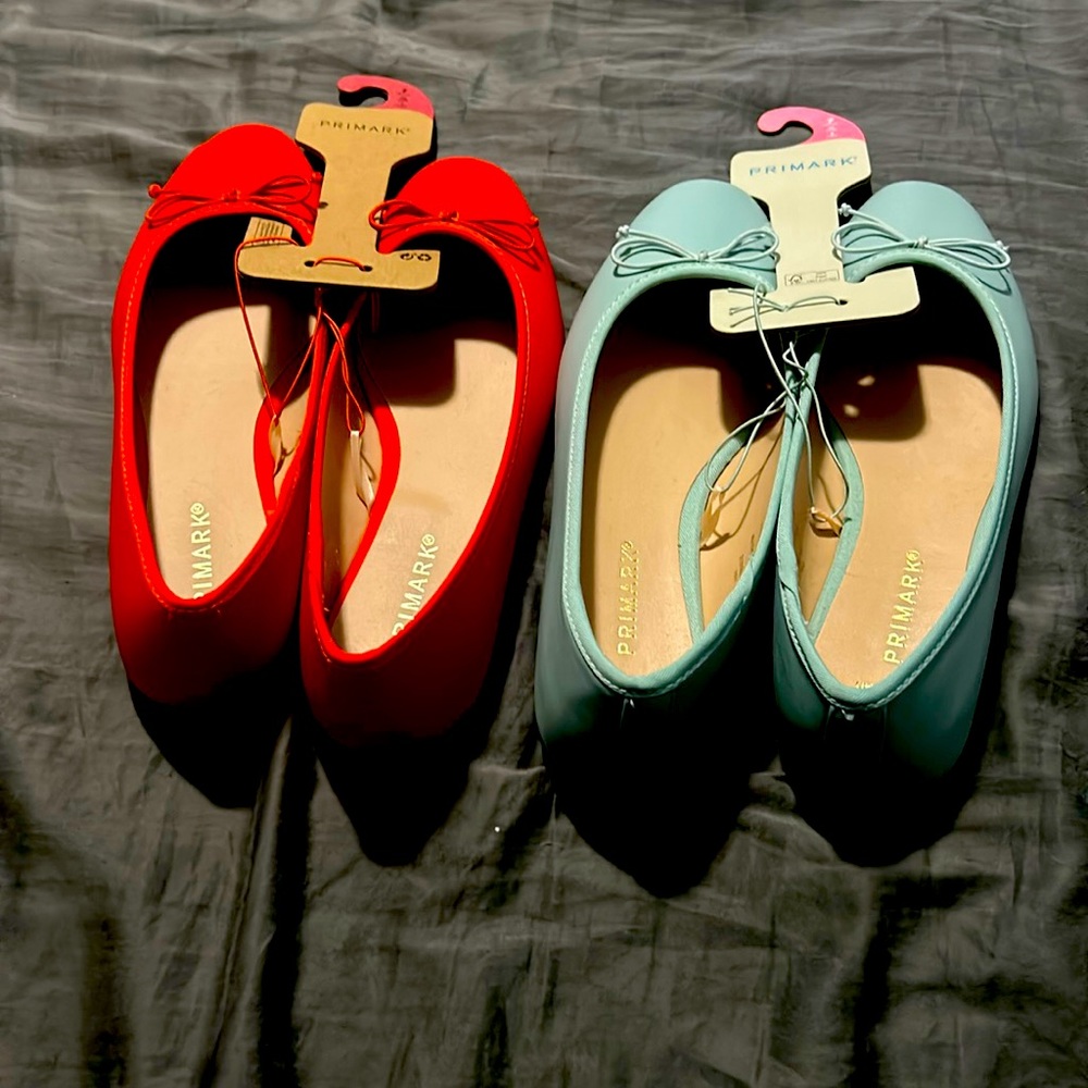 Brand new flats shoes selling as a pair same shoes 2 different colors